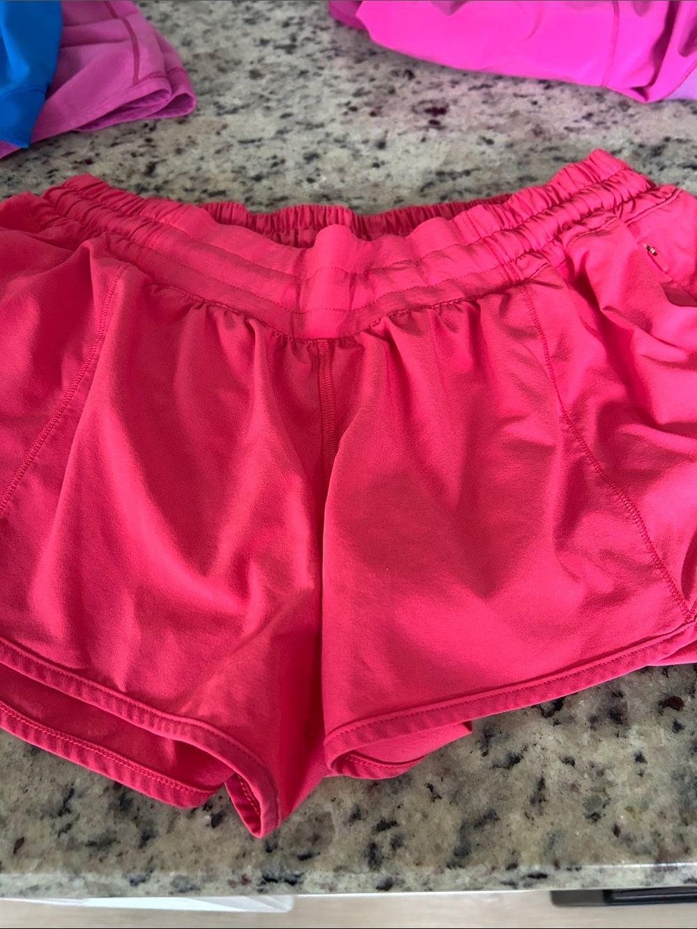 Lululemon women’s Hotty hot 2.5” low rise shorts Sz 10